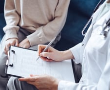 韓 '1분 총알 진료' OECD 통계서도 확인…의사 수 바닥, 대면 건수 1위