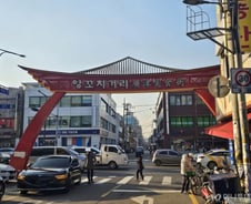 "양꼬치엔 칭다오" 같이 뜨더니…'오줌 맥주' 불똥에 매상 '뚝'[르포]