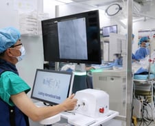 "막힌 관상동맥 오차 없이 뚫어" 국산 1호 로봇, 스텐트 시술 첫 성공