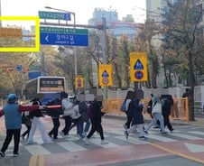 "앞 번호판 없어 괜찮겠지" 스쿨존 신호위반 오토바이…딱 걸립니다[르포]