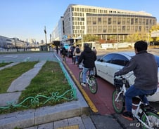 광화문으로 자전거 출근…뒤처지면 '띠링띠링', 트럭 질주엔 '휘청'[르포]