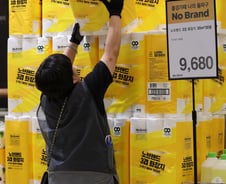 "신라면 얼마에 팔지도 못 정해요"…PB로 살길 찾는 유통가