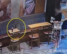 [더영상] '자리 비우자' 카페서 노트북 훔친 女…배달 피자 빼먹기 '경악'