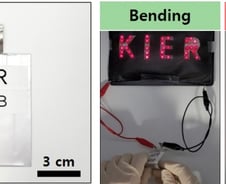 구기고 가위질 해도 '쌩쌩' …카드보다 얇은 '꿈의 배터리'