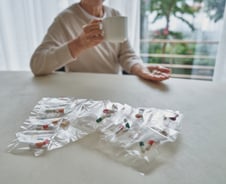 건강 챙기려 먹는 약이 '독' 됐다 …66세 노인 절반 이상 '부작용' 우려