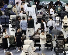 '육아휴직' 급여는 '더 많이' 기간은 '더 오래'.."아빠 역할 강화"