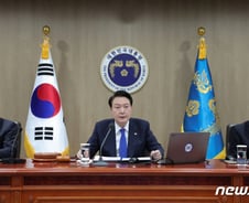 [단독] 尹대통령, 새 참모들에 "국민들의 뜻 잘 받들어 달라"