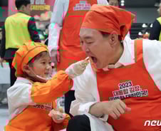 尹 대통령 지지율 32%…부산엑스포 유치 실패 영향 적은 듯