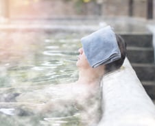 "날도 추운데" 몸 푹 담갔다 '벅벅'…온천 여행, '이 질환'엔 최악