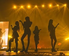 "블핑 없이는…" 리포트도 안 나오던 와이지, 재계약 소식에 '불기둥'