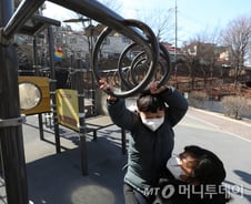 목욕탕 가려고 비행기 타야 한다면…이민전쟁의 시작