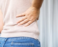 트램펄린 하다 "악" 척추뼈 부러져…골절 부르는 '이 병'