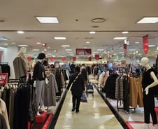 "운동화 10켤레 살래" 2030 오픈런…최대 90% 파격할인에 우르르[르포]