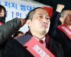 총파업하면 '의사 면허' 내걸어야 할 수도…과거와 다른 의협 왜?