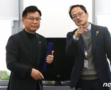 [기자수첩] 싸우더라도 숙제는 먼저 해야