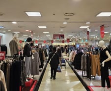 수백만원 코트가 20만원…"최대 80% 할인" 입소문에 달려가보니[르포]