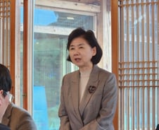 질병청장 "코로나19 위기단계 하향·병원 마스크 해제, 내년 결정"