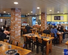 "불고기 백반이 1만원, 싸잖아"…기사식당에 커플·가족 '북적'[르포]