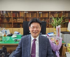 의학박사 학위도 있는 한의과대 학장의 꿈…"한방·양방 '통합 의학'"