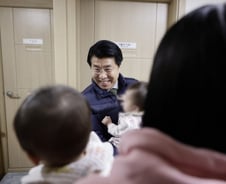 참전유공자 건강 살피고, 미혼모 만나 위로한 서울 구청장은 누구?