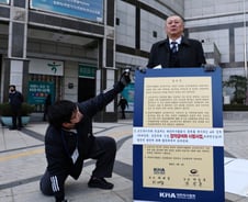 머리 민 의사·한약사들 "한약에 건보 적용 확대 안 돼" vs 한의사들 "추태"