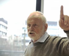 노벨상 받은 獨 연구소장 "독일도 인재 없다, 소수정예에 자유를"