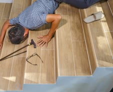 잠결에 화장실 가다 '꽈당', 힘 쭉 빠지면…"바로 119 불러야" 왜?