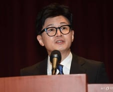 尹대통령 지지율 하락세 4주 만에 멈춰…한동훈 비대위원장 효과?