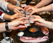 "휴대폰 그만 보고 나와"…변기 한참 앉아있다간 '이 병' 걸린다