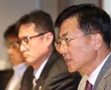 복지부 문 의사들, 의사들 문 보건의료노조…물고 물린 의료계