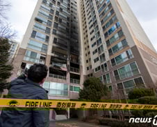 "아이 던지고 뛴 父, 오죽하면"…열린 방화문이 성탄절 비극 키웠다