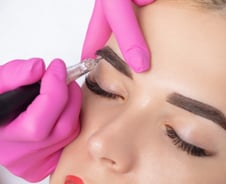 법원도 시술자 손 드는데 불법…조명희 의원 "반영구화장 법안 통과시키자"