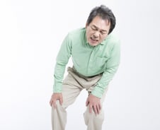 "다리 쥐어짜" 10분 걷고 쉬고 또 쉬고…방치하면 못 걷는 '이 병'