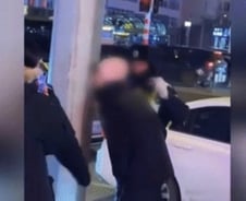 [더영상] 혓바닥 달라붙은 中 남성 …에스파에 몸 던진 경호원 무슨 일?