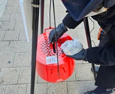 "현금 없는데" 띡 찍으면 'QR 기부'…한파에도 거리 나선 구세군[르포]