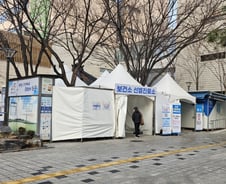 [르포]코 찌르면 "아파요" 버럭, 폭염엔 땀띠…의료진 "서럽기도 했죠"