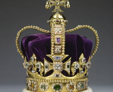 왕관의 무게를 견딜 자...그 자리를 탐하라