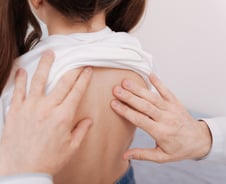 "무거운 가방 멘 것도 아닌데"…'비뚤어진' 아이 척추, 이것 때문?