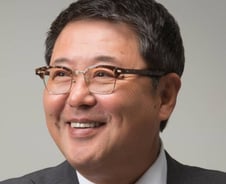 [단독]매일유업 김정완 회장 장남 김오영 전무 승진...3세 경영 가속