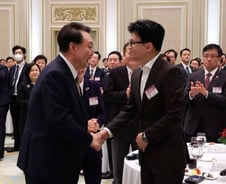 尹대통령 지지율 5개월 만에 40%대 회복…한동훈 덕분?