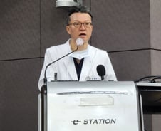 이재명 수술 집도의 "속목정맥 60% 훼손…브리핑 상의할 정도로 회복"