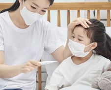 "아이가 38도 열 펄펄" 당황한 부모…집에서 '이런 실수' 했다간 악화