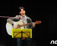 목에 전깃줄 묶인 채 숨진 32세 가수…의혹 무성했던 그날의 죽음[뉴스속오늘]