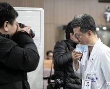 "이럴거면 지역의사제 법안 폐기"…이재명 헬기이송에 의사회 항의 빗발