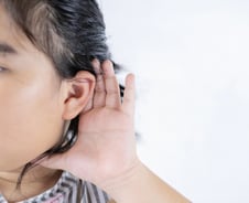 난청 수술받은 아이, 대학 진학·취업률 '정상 청력' 일반인과 비슷해