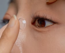 렌즈 빼고 안경 쓰세요…당뇨·암 유발 '화학물질' 몸에 쌓인다