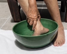 "감염되면 발 절단"…끔찍한 합병증 당뇨병, 겨울철 족욕 괜찮을까