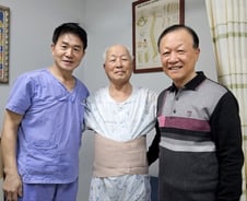 "허리 통증, 다리 저림에 고통" 병원 전전하던 95세 일으킨 '이 수술'