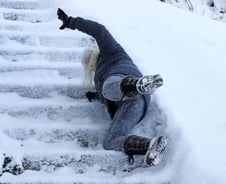 '삐끗'도 위험한 골다공증 어르신들…'이곳' 부러지면 2년 내 사망률↑