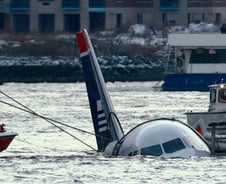 엔진 '활활' 비행기, 추락 중 무전 끊겨…155명 살린 기장 '기지'[뉴스속오늘]